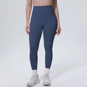 Nahaufnahme der dunkelblauen High-Waist-Yogahose mit nahtloser Verarbeitung und Stretchstoff