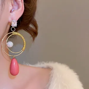 Orecchini vintage in argento con perla bianca e pendente a goccia d'acqua rosa