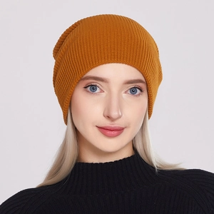 Dettaglio della trama del berretto in maglia giallo senape indossato per l'inverno