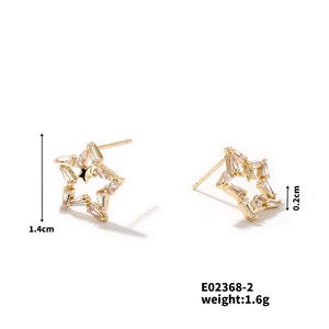 Détail du clou d'oreille étoile dorée de 1,4cm avec cristaux de zircone clairs incrustés