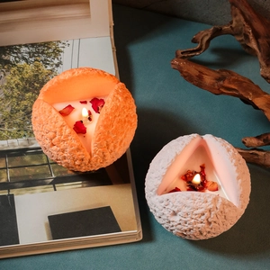 Stampo in silicone per candele sferiche a cratere con petali di rosa essiccati