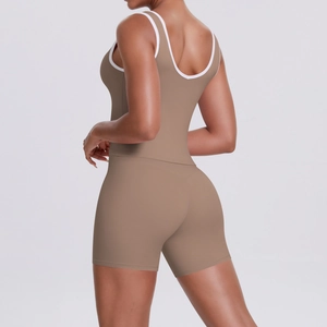 Détail arrière de l'ensemble de yoga taille haute avec dos croisé et liserés contrastés