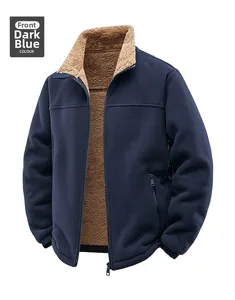 Dettaglio della giacca in pile blu navy con calda fodera sherpa e chiusura a zip