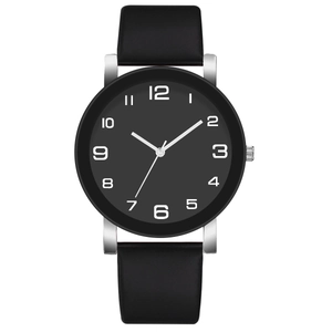 Montre à quartz minimaliste pour hommes avec boîtier argenté et bracelet cuir sur fond blanc