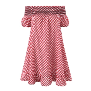 Robe trapèze à carreaux rouges et blancs, épaules dénudées, manches bouffantes et ourlet à volants