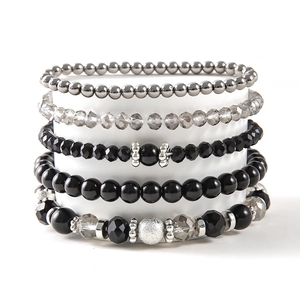 Set di 5 bracciali elastici a strati con perline in metallo argento e cristallo nero