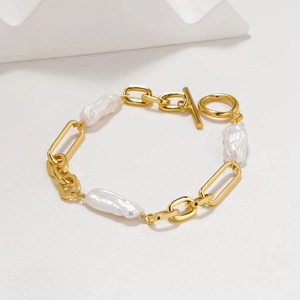 Baroque pearl and gold link chain bracelet for women featuring a classic toggle OT clasp