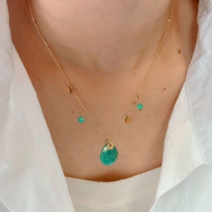 Collier doré avec pendentif Amazonite en cœur et détails de perles sur mannequin