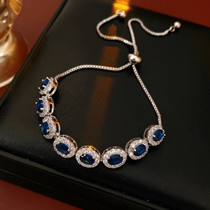 Vue détaillée du bracelet vintage avec pierres bleues ovales et chaîne argentée ajustable