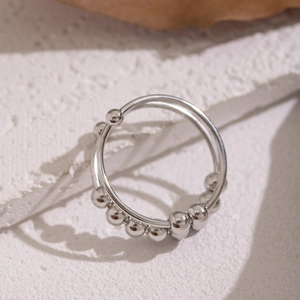Anello in acciaio inossidabile argento con sfere su base in pietra e decorazioni