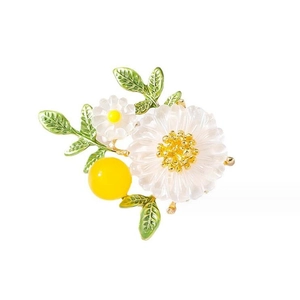Broche marguerite élégante avec feuilles en émail vert et perle jaune sur fond blanc