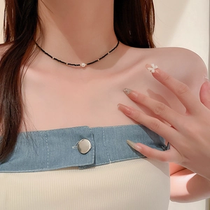 Ras de cou élégant en perles de cristal noir avec pendentif perle centrale pour femme