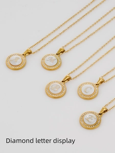 Détails des pendentifs circulaires dorés avec incrustation de nacre et pierres de cristal