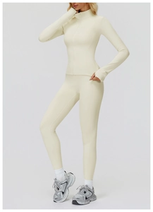 Détails d'un ensemble de sport beige avec haut zippé ajusté et legging taille haute
