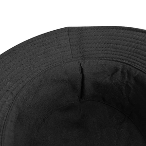 Dettaglio dell'interno del cappello a secchiello nero in twill di cotone con cuciture rifinite