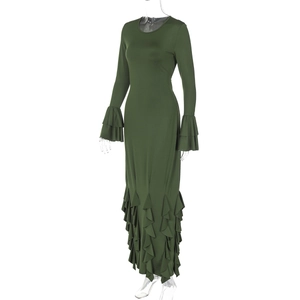 Détail de la robe maxi vert militaire avec poignets et ourlet à volants double couche
