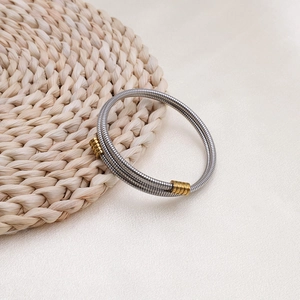 Modisches mehrlagiges Silber-Spiralarmband mit goldenen Endkappen für Damen