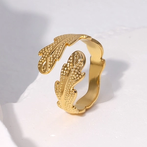 Bague ouverte ajustable en acier inoxydable doré avec motif de plume texturé élégant