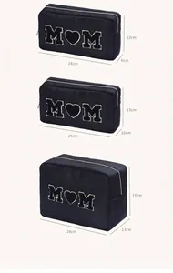 Gedetailleerd overzicht van zwarte nylon make-uptassen met M♥M borduurwerk in drie maten