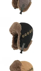 Dettaglio del cappello da aviatore invernale con pelliccia sintetica e bottoni retrò