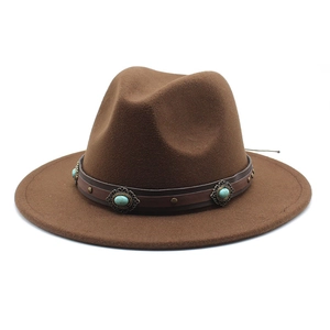 Détail du chapeau en laine marron avec bande en cuir et pierres turquoise