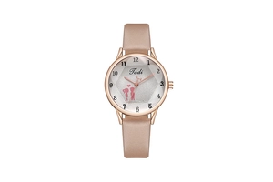Détail de montre à quartz or rose avec bracelet en cuir rose et motif de couple romantique