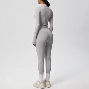 Vue arrière d'un ensemble de yoga moulant avec haut zippé et legging taille haute gris