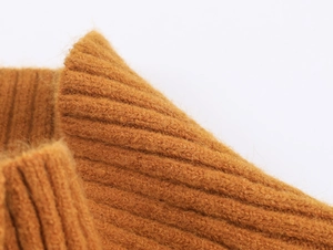 Vue détaillée du col en tricot caramel montrant la texture fine des fibres de laine