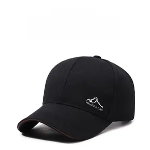 Dettaglio cappellino da baseball nero in cotone con logo montagna e bordo marrone