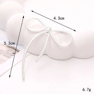 Detailed view of a silver bow-knot charm with dimensions 4.3x5.3cm and 6.7g weight