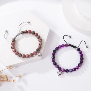 Détails des bracelets en pierre zébrée rose et agate violette avec pendentifs cœur