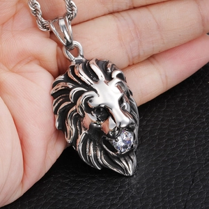 Collana da uomo con ciondolo a testa di leone in acciaio al titanio e pietra lucida