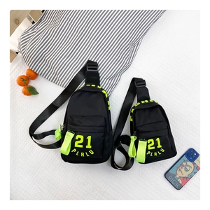 Détail de sacs de poitrine en nylon noir avec impression de lettres 21 PLRLU jaune fluo