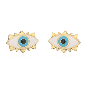 Detalle de los pendientes de ojo turco bañados en oro de 18K con esmalte azul y circón