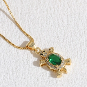 Élégant collier tortue plaqué or 14K avec pierre verte et accents en zircon blanc