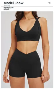Dettaglio dei pantaloncini da yoga a vita alta con fascia a V e tasche laterali nere