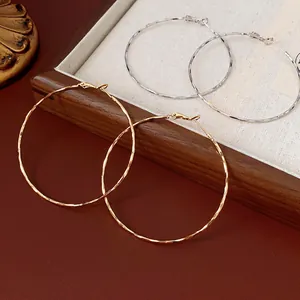Orecchini a cerchio geometrici martellati in oro e argento da donna eleganti