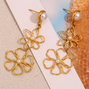 Boucles d'oreilles fleurs évidées dorées à double couche avec perles blanches élégantes