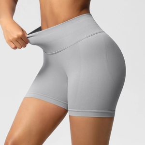 Gros plan montrant la haute élasticité de la taille du short de yoga gris sans couture