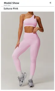 Détail de l'ensemble de yoga rose cerise avec soutien-gorge asymétrique et legging à poches
