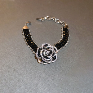 Bracelet camélia gothique avec émail noir et strass sur une chaîne argentée réglable