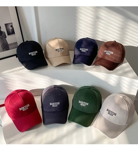 Dettaglio del ricamo BOSTON 1630 su cappellini da baseball in otto colori alla moda