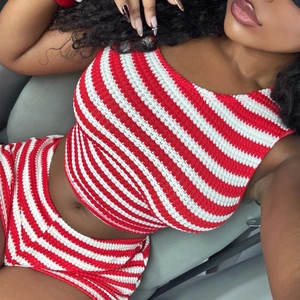 Détail d'un ensemble deux pièces au crochet à rayures rouges et blanches sur un modèle