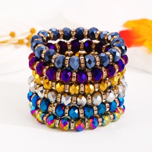 Detalle de pulseras bohemias multicapa de cristal con vidrio de colores facetado