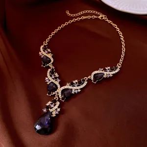 Collana in stile corte francese con cristallo a goccia viola e strass luccicanti