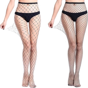 Détail de la grande élasticité et des mailles larges de ces collants résille noirs pros