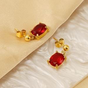 Boucles d'oreilles élégantes en acier doré avec zircon rouge ovale sur soie