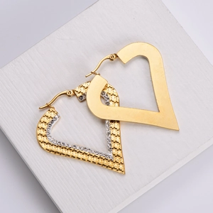 Orecchini geometrici in acciaio placcato oro 18k con motivo a stelle e cristalli brillanti