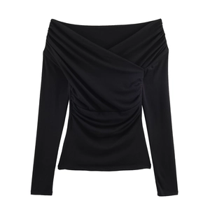 Dettaglio del top in maglia a maniche lunghe con spalle scoperte e design a pieghe incrociate