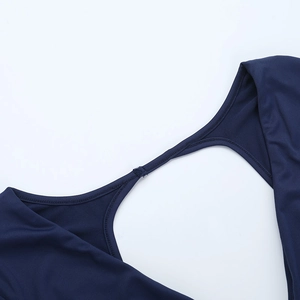 Gros plan détaillé des coutures et du laçage au dos d'une robe mini bleu marine